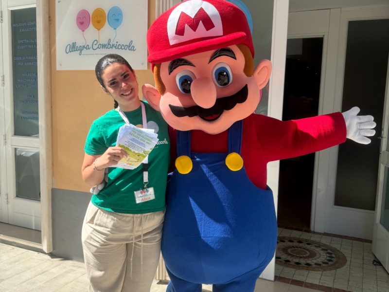 Mascotte Super Mario - Allegra Combriccola Mascotte Super Mario con un'animatrice dell'Allegra Combriccola
