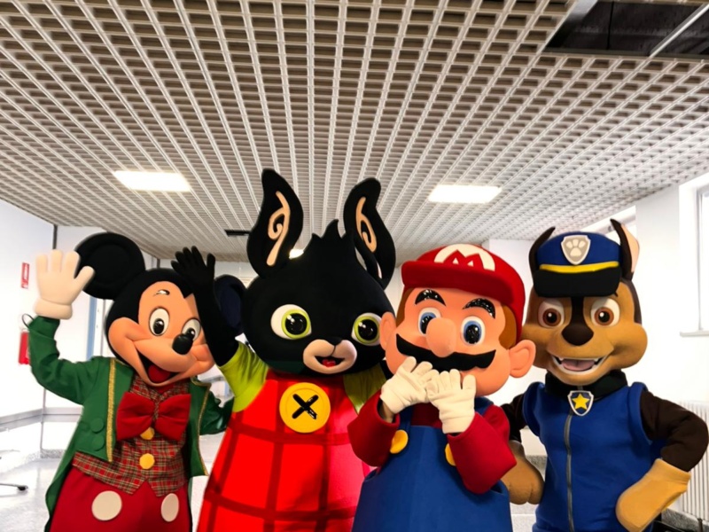 Mascotte in gruppo - Allegra Combriccola Mascotte Topolino, Bing, Super Mario e Chase insieme a un evento